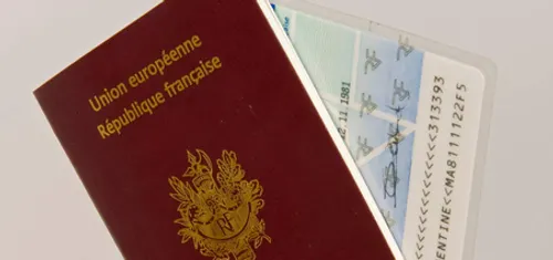 Carte d'identité et passeport sur un bureau.