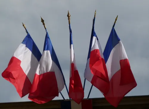 Drapeaux français symbolisant les valeurs républicaines.