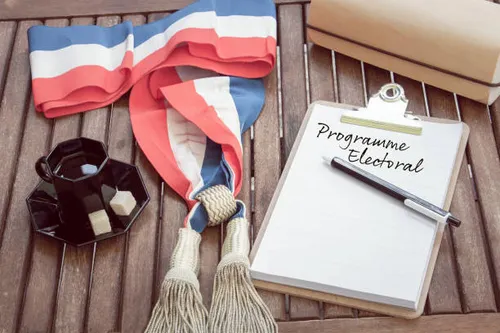 image d'un maire devant une mairie française